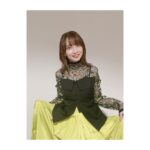 Rumi Okubo Instagram - ⁡ テレビアニメ【推しの子】 苺プロダクション☆ファン感謝祭2023🍓 ⁡ オフショットその①！ まずはソロのオフショットです！ ⁡ トークパートはイエローをメインにした 可愛らしくも大人っぽい衣装でした！ スタイリストは原田幸枝さん👗 大きい星のピアスもお気に入りです🌟 ⁡ ⁡ ライブパートはなんとあのアイドル衣装製作で 有名なオサレカンパニーさん🤵‍♀️✨ MEMちょはショートパンツだったので、 中が見えすぎないよう原作ではニーハイなのですが、 今回はタイツにしてもらいました！ こちらからの細かい要望にも応えてくださり、 細部までこだわって頂き… 「本当に新生B小町の衣装だー！！！」 って最初に見た時は感動しました🥺✨ ⁡ 踊りやすくて、可愛くて、着るのが 毎回楽しかったです💛 ありがとうございました！ ⁡ MEMちょぬいと同じ格好してるー♪って イベント中もぬい連れ回してました(笑) ⁡ ⁡ そしてマネージャーが撮ってくださった、 ライブ中の後ろからの舞台の風景も 舞台上の私たちからは見えないので とても新鮮でした！ たくさんのサイリウムの海…✨ どのキャラも好きだし、 どんなカラーでも嬉しいですが、 やっぱり黄色のサイリウムを見ると 元気が出ました！！ ちゃんと見えてたよ、君のサイリウム！！！ ありがとうーーー💛💛💛 ⁡ ⁡ 実はちゃんと衣装着て歌って踊ってのライブは すごく久しぶりだったので、 身体作るのも体力作るのも最初は心配だったのですが、 最初の頃から長年やっていた七森中ごらく部が めちゃくちゃ歌って踊ってのコンテンツだったので、 ちゃんと身体が感覚を覚えていて、 振り付けも割とスムーズに入りましたし 個人的に自分の大事なポイントは 「歌って踊っている最中はどんなに大変でも、 笑顔でいること！！」(歌詞の内容によっては 違う時もありますが…) なんですけど、それも含め、パフォーマンスが しっかり私の中に根付いているというか…！ ちゃんと今まで経験したことって 身体が覚えてて、身になっているんだなぁって、 こっそり感心したりしてました…笑 ⁡ 経験してきたことも、 きっと今経験したことも、 これからの私の力になっていくんだな。 そんな風に思えるライブでした。 ⁡ ⁡ 配信をご購入の方は12月3日の期限までは 何度でも見られるので、 イベントをたくさん見てくださいねー！！ ⁡ ⁡ ⁡ ⁡ その②へ続く〜！ ⁡ ⁡ ⁡ #推しの子 #苺プロダクションファン感謝祭2023 #大久保瑠美 #MEMちょ ⁡ ⁡ ⁡