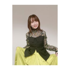 Rumi Okubo Instagram - ⁡
テレビアニメ【推しの子】
苺プロダクション☆ファン感謝祭2023🍓
⁡
オフショットその①！
まずはソロのオフショットです！
⁡
トークパートはイエローをメインにした
可愛らしくも大人っぽい衣装でした！
スタイリストは原田幸枝さん👗
大きい星のピアスもお気に入りです🌟
⁡
⁡
ライブパートはなんとあのアイドル衣装製作で
有名なオサレカンパニーさん🤵‍♀️✨
MEMちょはショートパンツだったので、
中が見えすぎないよう原作ではニーハイなのですが、
今回はタイツにしてもらいました！
こちらからの細かい要望にも応えてくださり、
細部までこだわって頂き…
「本当に新生B小町の衣装だー！！！」
って最初に見た時は感動しました🥺✨
⁡
踊りやすくて、可愛くて、着るのが
毎回楽しかったです💛
ありがとうございました！
⁡
MEMちょぬいと同じ格好してるー♪って
イベント中もぬい連れ回してました(笑)
⁡
⁡
そしてマネージャーが撮ってくださった、
ライブ中の後ろからの舞台の風景も
舞台上の私たちからは見えないので
とても新鮮でした！
たくさんのサイリウムの海…✨
どのキャラも好きだし、
どんなカラーでも嬉しいですが、
やっぱり黄色のサイリウムを見ると
元気が出ました！！
ちゃんと見えてたよ、君のサイリウム！！！
ありがとうーーー💛💛💛
⁡
⁡
実はちゃんと衣装着て歌って踊ってのライブは
すごく久しぶりだったので、
身体作るのも体力作るのも最初は心配だったのですが、
最初の頃から長年やっていた七森中ごらく部が
めちゃくちゃ歌って踊ってのコンテンツだったので、
ちゃんと身体が感覚を覚えていて、
振り付けも割とスムーズに入りましたし
個人的に自分の大事なポイントは
「歌って踊っている最中はどんなに大変でも、
笑顔でいること！！」(歌詞の内容によっては
違う時もありますが…)
なんですけど、それも含め、パフォーマンスが
しっかり私の中に根付いているというか…！
ちゃんと今まで経験したことって
身体が覚えてて、身になっているんだなぁって、
こっそり感心したりしてました…笑
⁡
経験してきたことも、
きっと今経験したことも、
これからの私の力になっていくんだな。
そんな風に思えるライブでした。
⁡
⁡
配信をご購入の方は12月3日の期限までは
何度でも見られるので、
イベントをたくさん見てくださいねー！！
⁡
⁡
⁡
⁡
その②へ続く〜！
⁡
⁡
⁡
#推しの子
#苺プロダクションファン感謝祭2023
#大久保瑠美
#MEMちょ
⁡
⁡
⁡