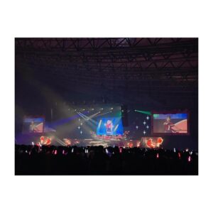 Rumi Okubo Instagram - ⁡ テレビアニメ【推しの子】 苺プロダクション☆ファン感謝祭2023🍓 ⁡ オフショットその①！ まずはソロのオフショットです！ ⁡ トークパートはイエローをメインにした 可愛らしくも大人っぽい衣装でした！ スタイリストは原田幸枝さん👗 大きい星のピアスもお気に入りです🌟 ⁡ ⁡ ライブパートはなんとあのアイドル衣装製作で 有名なオサレカンパニーさん🤵‍♀️✨ MEMちょはショートパンツだったので、 中が見えすぎないよう原作ではニーハイなのですが、 今回はタイツにしてもらいました！ こちらからの細かい要望にも応えてくださり、 細部までこだわって頂き… 「本当に新生B小町の衣装だー！！！」 って最初に見た時は感動しました🥺✨ ⁡ 踊りやすくて、可愛くて、着るのが 毎回楽しかったです💛 ありがとうございました！ ⁡ MEMちょぬいと同じ格好してるー♪って イベント中もぬい連れ回してました(笑) ⁡ ⁡ そしてマネージャーが撮ってくださった、 ライブ中の後ろからの舞台の風景も 舞台上の私たちからは見えないので とても新鮮でした！ たくさんのサイリウムの海…✨ どのキャラも好きだし、 どんなカラーでも嬉しいですが、 やっぱり黄色のサイリウムを見ると 元気が出ました！！ ちゃんと見えてたよ、君のサイリウム！！！ ありがとうーーー💛💛💛 ⁡ ⁡ 実はちゃんと衣装着て歌って踊ってのライブは すごく久しぶりだったので、 身体作るのも体力作るのも最初は心配だったのですが、 最初の頃から長年やっていた七森中ごらく部が めちゃくちゃ歌って踊ってのコンテンツだったので、 ちゃんと身体が感覚を覚えていて、 振り付けも割とスムーズに入りましたし 個人的に自分の大事なポイントは 「歌って踊っている最中はどんなに大変でも、 笑顔でいること！！」(歌詞の内容によっては 違う時もありますが…) なんですけど、それも含め、パフォーマンスが しっかり私の中に根付いているというか…！ ちゃんと今まで経験したことって 身体が覚えてて、身になっているんだなぁって、 こっそり感心したりしてました…笑 ⁡ 経験してきたことも、 きっと今経験したことも、 これからの私の力になっていくんだな。 そんな風に思えるライブでした。 ⁡ ⁡ 配信をご購入の方は12月3日の期限までは 何度でも見られるので、 イベントをたくさん見てくださいねー！！ ⁡ ⁡ ⁡ ⁡ その②へ続く〜！ ⁡ ⁡ ⁡ #推しの子 #苺プロダクションファン感謝祭2023 #大久保瑠美 #MEMちょ ⁡ ⁡ ⁡