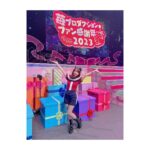 Rumi Okubo Instagram - ⁡ テレビアニメ【推しの子】 苺プロダクション☆ファン感謝祭2023🍓 ⁡ オフショットその①！ まずはソロのオフショットです！ ⁡ トークパートはイエローをメインにした 可愛らしくも大人っぽい衣装でした！ スタイリストは原田幸枝さん👗 大きい星のピアスもお気に入りです🌟 ⁡ ⁡ ライブパートはなんとあのアイドル衣装製作で 有名なオサレカンパニーさん🤵‍♀️✨ MEMちょはショートパンツだったので、 中が見えすぎないよう原作ではニーハイなのですが、 今回はタイツにしてもらいました！ こちらからの細かい要望にも応えてくださり、 細部までこだわって頂き… 「本当に新生B小町の衣装だー！！！」 って最初に見た時は感動しました🥺✨ ⁡ 踊りやすくて、可愛くて、着るのが 毎回楽しかったです💛 ありがとうございました！ ⁡ MEMちょぬいと同じ格好してるー♪って イベント中もぬい連れ回してました(笑) ⁡ ⁡ そしてマネージャーが撮ってくださった、 ライブ中の後ろからの舞台の風景も 舞台上の私たちからは見えないので とても新鮮でした！ たくさんのサイリウムの海…✨ どのキャラも好きだし、 どんなカラーでも嬉しいですが、 やっぱり黄色のサイリウムを見ると 元気が出ました！！ ちゃんと見えてたよ、君のサイリウム！！！ ありがとうーーー💛💛💛 ⁡ ⁡ 実はちゃんと衣装着て歌って踊ってのライブは すごく久しぶりだったので、 身体作るのも体力作るのも最初は心配だったのですが、 最初の頃から長年やっていた七森中ごらく部が めちゃくちゃ歌って踊ってのコンテンツだったので、 ちゃんと身体が感覚を覚えていて、 振り付けも割とスムーズに入りましたし 個人的に自分の大事なポイントは 「歌って踊っている最中はどんなに大変でも、 笑顔でいること！！」(歌詞の内容によっては 違う時もありますが…) なんですけど、それも含め、パフォーマンスが しっかり私の中に根付いているというか…！ ちゃんと今まで経験したことって 身体が覚えてて、身になっているんだなぁって、 こっそり感心したりしてました…笑 ⁡ 経験してきたことも、 きっと今経験したことも、 これからの私の力になっていくんだな。 そんな風に思えるライブでした。 ⁡ ⁡ 配信をご購入の方は12月3日の期限までは 何度でも見られるので、 イベントをたくさん見てくださいねー！！ ⁡ ⁡ ⁡ ⁡ その②へ続く〜！ ⁡ ⁡ ⁡ #推しの子 #苺プロダクションファン感謝祭2023 #大久保瑠美 #MEMちょ ⁡ ⁡ ⁡