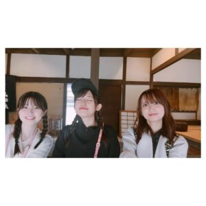 Rumi Okubo Instagram - ⁡
⁡
写真その②
⁡
推しの子コラボはもちろん、
様々なところも楽しませて頂きました！
建物の世界観が作り込まれていたので
歩くだけでも楽しい…😌
お化け屋敷や立体迷路にも挑戦しました！
お化け屋敷は李依ちゃんもごまちゃんも
怖がって私の腕にしがみついてきてて、
両手に華だったので幸せでした…笑🌼👻
いや私も怖かったですけどね！
人が怖がってるとズンズン進んじゃうタイプです！
⁡
そして、私の大好きなエヴァ発見！！！
初号機の手のひらに乗れるなんて…
最高かよ✨✨
エントリープラグは時間的に難しかったので、
次に行った時は乗りたいと思います！
ちなみに私はエヴァ弍号機推しなので、
いつか弍号機、もちろん零号機も…
エヴァの立体像が
たくさん作られる日を夢見てます🙏🏻
⁡
⁡
映画村はまだまだ楽しめるところがいっぱい
あったので、また是非行きたいです✨
皆さんも行かれる際は推しの子コラボを
楽しみつつ、他のアトラクションにも是非
挑戦してみてくださいね〜🥷⚔️
⁡
⁡
⁡
#東映太秦映画村
#推しの子
#大久保瑠美
#高橋李依 ちゃん
#伊駒ゆりえ ちゃん
⁡
⁡
⁡
⁡