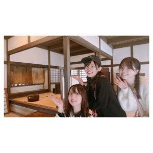Rumi Okubo Instagram - ⁡
⁡
写真その②
⁡
推しの子コラボはもちろん、
様々なところも楽しませて頂きました！
建物の世界観が作り込まれていたので
歩くだけでも楽しい…😌
お化け屋敷や立体迷路にも挑戦しました！
お化け屋敷は李依ちゃんもごまちゃんも
怖がって私の腕にしがみついてきてて、
両手に華だったので幸せでした…笑🌼👻
いや私も怖かったですけどね！
人が怖がってるとズンズン進んじゃうタイプです！
⁡
そして、私の大好きなエヴァ発見！！！
初号機の手のひらに乗れるなんて…
最高かよ✨✨
エントリープラグは時間的に難しかったので、
次に行った時は乗りたいと思います！
ちなみに私はエヴァ弍号機推しなので、
いつか弍号機、もちろん零号機も…
エヴァの立体像が
たくさん作られる日を夢見てます🙏🏻
⁡
⁡
映画村はまだまだ楽しめるところがいっぱい
あったので、また是非行きたいです✨
皆さんも行かれる際は推しの子コラボを
楽しみつつ、他のアトラクションにも是非
挑戦してみてくださいね〜🥷⚔️
⁡
⁡
⁡
#東映太秦映画村
#推しの子
#大久保瑠美
#高橋李依 ちゃん
#伊駒ゆりえ ちゃん
⁡
⁡
⁡
⁡