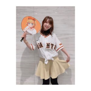 Rumi Okubo Instagram - ⁡
⁡
⁡
6月30日に東京ドームにて行われた巨人vs阪神戦🔥
⁡
ジャイアンツ×推しの子コラボで、
始球式を務めさせて頂きましたーーー⚾️
私もMEMちょ役として参戦😈🌟
⁡
今回はキャスト4人だったので、
りえちゃん潘ちゃんがピッチャー、
私とごまちゃんがキャッチャーを担当しました！
⁡
⁡
私は潘ちゃんとバッテリーを組んだのですが…
ブルペンではなかなか上手くいかなくて…
少し不安になりながらもとにかく楽しもうと臨んだ本番、
見事ナイスピッチ＆キャッチで大成功✨⚾️
りえちゃんごまちゃんも同様に大成功で、
初めての始球式は最高の思い出になりました！
ありがとうございましたーーー！😭
⁡
⁡
⁡
それぞれキャラカラーのお揃いの飾りをしたり、
ジャイアンツカラーのオレンジをリボンとして
取り入れたりと…衣装にもかなり拘りました！
⁡
お揃いのリボンはりえちゃんとごまちゃんが
用意してくれて、メイクさんにとても可愛く編み込みに入れ込んでもらいました🎀
⁡
背番号の1526は、キャラクターの所属事務所
苺プロの当て字です🍓
これはりえちゃんの発案！
みんなでお揃いにできてよかった〜☺️
⁡
始球式の後はGIANTS TVの生放送に、
新生B小町の3人で出演させて頂きました！
MCの中島彩アナウンサーがとてもスムーズかつ、
作品や我々声優へのリスペクトを持って進行して
くださったので、とても楽しかったです！
盛り上がると生放送中でも、
途中で試合に見入ってしまう時もありました(笑)
⁡
⁡
⁡
今回はジャイアンツとのコラボだったので、
応援としてもジャイアンツ側でした📣
サヨナラホームランで勝利したと知り、
とても嬉しかったです！
⁡
巨人の皆様も阪神の皆様も、
応援に来てらっしゃるお客の皆様も、
怪我なく無事終えられて、大変お疲れ様でした！
⁡
⁡
とても貴重な経験を…、
本当に人生で味わうことがなかなか出来ない、
素晴らしい経験をさせて頂きました。
⁡
⁡
最高に楽しかったです！！
応援ありがとうございました💛⚾️
⁡
⁡
⁡
#推しの子
#ジャイアンツ
#大久保瑠美
#高橋李依 ちゃん
#伊駒ゆりえ ちゃん
#潘めぐみ ちゃん
#中島彩 さん、
⁡
⁡