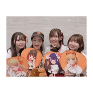 Rumi Okubo Instagram - ⁡
⁡
⁡
6月30日に東京ドームにて行われた巨人vs阪神戦🔥
⁡
ジャイアンツ×推しの子コラボで、
始球式を務めさせて頂きましたーーー⚾️
私もMEMちょ役として参戦😈🌟
⁡
今回はキャスト4人だったので、
りえちゃん潘ちゃんがピッチャー、
私とごまちゃんがキャッチャーを担当しました！
⁡
⁡
私は潘ちゃんとバッテリーを組んだのですが…
ブルペンではなかなか上手くいかなくて…
少し不安になりながらもとにかく楽しもうと臨んだ本番、
見事ナイスピッチ＆キャッチで大成功✨⚾️
りえちゃんごまちゃんも同様に大成功で、
初めての始球式は最高の思い出になりました！
ありがとうございましたーーー！😭
⁡
⁡
⁡
それぞれキャラカラーのお揃いの飾りをしたり、
ジャイアンツカラーのオレンジをリボンとして
取り入れたりと…衣装にもかなり拘りました！
⁡
お揃いのリボンはりえちゃんとごまちゃんが
用意してくれて、メイクさんにとても可愛く編み込みに入れ込んでもらいました🎀
⁡
背番号の1526は、キャラクターの所属事務所
苺プロの当て字です🍓
これはりえちゃんの発案！
みんなでお揃いにできてよかった〜☺️
⁡
始球式の後はGIANTS TVの生放送に、
新生B小町の3人で出演させて頂きました！
MCの中島彩アナウンサーがとてもスムーズかつ、
作品や我々声優へのリスペクトを持って進行して
くださったので、とても楽しかったです！
盛り上がると生放送中でも、
途中で試合に見入ってしまう時もありました(笑)
⁡
⁡
⁡
今回はジャイアンツとのコラボだったので、
応援としてもジャイアンツ側でした📣
サヨナラホームランで勝利したと知り、
とても嬉しかったです！
⁡
巨人の皆様も阪神の皆様も、
応援に来てらっしゃるお客の皆様も、
怪我なく無事終えられて、大変お疲れ様でした！
⁡
⁡
とても貴重な経験を…、
本当に人生で味わうことがなかなか出来ない、
素晴らしい経験をさせて頂きました。
⁡
⁡
最高に楽しかったです！！
応援ありがとうございました💛⚾️
⁡
⁡
⁡
#推しの子
#ジャイアンツ
#大久保瑠美
#高橋李依 ちゃん
#伊駒ゆりえ ちゃん
#潘めぐみ ちゃん
#中島彩 さん、
⁡
⁡