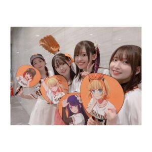 Rumi Okubo Instagram - ⁡
⁡
⁡
6月30日に東京ドームにて行われた巨人vs阪神戦🔥
⁡
ジャイアンツ×推しの子コラボで、
始球式を務めさせて頂きましたーーー⚾️
私もMEMちょ役として参戦😈🌟
⁡
今回はキャスト4人だったので、
りえちゃん潘ちゃんがピッチャー、
私とごまちゃんがキャッチャーを担当しました！
⁡
⁡
私は潘ちゃんとバッテリーを組んだのですが…
ブルペンではなかなか上手くいかなくて…
少し不安になりながらもとにかく楽しもうと臨んだ本番、
見事ナイスピッチ＆キャッチで大成功✨⚾️
りえちゃんごまちゃんも同様に大成功で、
初めての始球式は最高の思い出になりました！
ありがとうございましたーーー！😭
⁡
⁡
⁡
それぞれキャラカラーのお揃いの飾りをしたり、
ジャイアンツカラーのオレンジをリボンとして
取り入れたりと…衣装にもかなり拘りました！
⁡
お揃いのリボンはりえちゃんとごまちゃんが
用意してくれて、メイクさんにとても可愛く編み込みに入れ込んでもらいました🎀
⁡
背番号の1526は、キャラクターの所属事務所
苺プロの当て字です🍓
これはりえちゃんの発案！
みんなでお揃いにできてよかった〜☺️
⁡
始球式の後はGIANTS TVの生放送に、
新生B小町の3人で出演させて頂きました！
MCの中島彩アナウンサーがとてもスムーズかつ、
作品や我々声優へのリスペクトを持って進行して
くださったので、とても楽しかったです！
盛り上がると生放送中でも、
途中で試合に見入ってしまう時もありました(笑)
⁡
⁡
⁡
今回はジャイアンツとのコラボだったので、
応援としてもジャイアンツ側でした📣
サヨナラホームランで勝利したと知り、
とても嬉しかったです！
⁡
巨人の皆様も阪神の皆様も、
応援に来てらっしゃるお客の皆様も、
怪我なく無事終えられて、大変お疲れ様でした！
⁡
⁡
とても貴重な経験を…、
本当に人生で味わうことがなかなか出来ない、
素晴らしい経験をさせて頂きました。
⁡
⁡
最高に楽しかったです！！
応援ありがとうございました💛⚾️
⁡
⁡
⁡
#推しの子
#ジャイアンツ
#大久保瑠美
#高橋李依 ちゃん
#伊駒ゆりえ ちゃん
#潘めぐみ ちゃん
#中島彩 さん、
⁡
⁡
