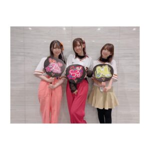 Rumi Okubo Instagram - ⁡
⁡
⁡
6月30日に東京ドームにて行われた巨人vs阪神戦🔥
⁡
ジャイアンツ×推しの子コラボで、
始球式を務めさせて頂きましたーーー⚾️
私もMEMちょ役として参戦😈🌟
⁡
今回はキャスト4人だったので、
りえちゃん潘ちゃんがピッチャー、
私とごまちゃんがキャッチャーを担当しました！
⁡
⁡
私は潘ちゃんとバッテリーを組んだのですが…
ブルペンではなかなか上手くいかなくて…
少し不安になりながらもとにかく楽しもうと臨んだ本番、
見事ナイスピッチ＆キャッチで大成功✨⚾️
りえちゃんごまちゃんも同様に大成功で、
初めての始球式は最高の思い出になりました！
ありがとうございましたーーー！😭
⁡
⁡
⁡
それぞれキャラカラーのお揃いの飾りをしたり、
ジャイアンツカラーのオレンジをリボンとして
取り入れたりと…衣装にもかなり拘りました！
⁡
お揃いのリボンはりえちゃんとごまちゃんが
用意してくれて、メイクさんにとても可愛く編み込みに入れ込んでもらいました🎀
⁡
背番号の1526は、キャラクターの所属事務所
苺プロの当て字です🍓
これはりえちゃんの発案！
みんなでお揃いにできてよかった〜☺️
⁡
始球式の後はGIANTS TVの生放送に、
新生B小町の3人で出演させて頂きました！
MCの中島彩アナウンサーがとてもスムーズかつ、
作品や我々声優へのリスペクトを持って進行して
くださったので、とても楽しかったです！
盛り上がると生放送中でも、
途中で試合に見入ってしまう時もありました(笑)
⁡
⁡
⁡
今回はジャイアンツとのコラボだったので、
応援としてもジャイアンツ側でした📣
サヨナラホームランで勝利したと知り、
とても嬉しかったです！
⁡
巨人の皆様も阪神の皆様も、
応援に来てらっしゃるお客の皆様も、
怪我なく無事終えられて、大変お疲れ様でした！
⁡
⁡
とても貴重な経験を…、
本当に人生で味わうことがなかなか出来ない、
素晴らしい経験をさせて頂きました。
⁡
⁡
最高に楽しかったです！！
応援ありがとうございました💛⚾️
⁡
⁡
⁡
#推しの子
#ジャイアンツ
#大久保瑠美
#高橋李依 ちゃん
#伊駒ゆりえ ちゃん
#潘めぐみ ちゃん
#中島彩 さん、
⁡
⁡