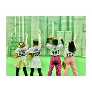 Rumi Okubo Instagram - ⁡
⁡
⁡
6月30日に東京ドームにて行われた巨人vs阪神戦🔥
⁡
ジャイアンツ×推しの子コラボで、
始球式を務めさせて頂きましたーーー⚾️
私もMEMちょ役として参戦😈🌟
⁡
今回はキャスト4人だったので、
りえちゃん潘ちゃんがピッチャー、
私とごまちゃんがキャッチャーを担当しました！
⁡
⁡
私は潘ちゃんとバッテリーを組んだのですが…
ブルペンではなかなか上手くいかなくて…
少し不安になりながらもとにかく楽しもうと臨んだ本番、
見事ナイスピッチ＆キャッチで大成功✨⚾️
りえちゃんごまちゃんも同様に大成功で、
初めての始球式は最高の思い出になりました！
ありがとうございましたーーー！😭
⁡
⁡
⁡
それぞれキャラカラーのお揃いの飾りをしたり、
ジャイアンツカラーのオレンジをリボンとして
取り入れたりと…衣装にもかなり拘りました！
⁡
お揃いのリボンはりえちゃんとごまちゃんが
用意してくれて、メイクさんにとても可愛く編み込みに入れ込んでもらいました🎀
⁡
背番号の1526は、キャラクターの所属事務所
苺プロの当て字です🍓
これはりえちゃんの発案！
みんなでお揃いにできてよかった〜☺️
⁡
始球式の後はGIANTS TVの生放送に、
新生B小町の3人で出演させて頂きました！
MCの中島彩アナウンサーがとてもスムーズかつ、
作品や我々声優へのリスペクトを持って進行して
くださったので、とても楽しかったです！
盛り上がると生放送中でも、
途中で試合に見入ってしまう時もありました(笑)
⁡
⁡
⁡
今回はジャイアンツとのコラボだったので、
応援としてもジャイアンツ側でした📣
サヨナラホームランで勝利したと知り、
とても嬉しかったです！
⁡
巨人の皆様も阪神の皆様も、
応援に来てらっしゃるお客の皆様も、
怪我なく無事終えられて、大変お疲れ様でした！
⁡
⁡
とても貴重な経験を…、
本当に人生で味わうことがなかなか出来ない、
素晴らしい経験をさせて頂きました。
⁡
⁡
最高に楽しかったです！！
応援ありがとうございました💛⚾️
⁡
⁡
⁡
#推しの子
#ジャイアンツ
#大久保瑠美
#高橋李依 ちゃん
#伊駒ゆりえ ちゃん
#潘めぐみ ちゃん
#中島彩 さん、
⁡
⁡