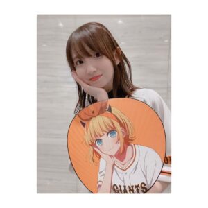 Rumi Okubo Instagram - ⁡
⁡
⁡
6月30日に東京ドームにて行われた巨人vs阪神戦🔥
⁡
ジャイアンツ×推しの子コラボで、
始球式を務めさせて頂きましたーーー⚾️
私もMEMちょ役として参戦😈🌟
⁡
今回はキャスト4人だったので、
りえちゃん潘ちゃんがピッチャー、
私とごまちゃんがキャッチャーを担当しました！
⁡
⁡
私は潘ちゃんとバッテリーを組んだのですが…
ブルペンではなかなか上手くいかなくて…
少し不安になりながらもとにかく楽しもうと臨んだ本番、
見事ナイスピッチ＆キャッチで大成功✨⚾️
りえちゃんごまちゃんも同様に大成功で、
初めての始球式は最高の思い出になりました！
ありがとうございましたーーー！😭
⁡
⁡
⁡
それぞれキャラカラーのお揃いの飾りをしたり、
ジャイアンツカラーのオレンジをリボンとして
取り入れたりと…衣装にもかなり拘りました！
⁡
お揃いのリボンはりえちゃんとごまちゃんが
用意してくれて、メイクさんにとても可愛く編み込みに入れ込んでもらいました🎀
⁡
背番号の1526は、キャラクターの所属事務所
苺プロの当て字です🍓
これはりえちゃんの発案！
みんなでお揃いにできてよかった〜☺️
⁡
始球式の後はGIANTS TVの生放送に、
新生B小町の3人で出演させて頂きました！
MCの中島彩アナウンサーがとてもスムーズかつ、
作品や我々声優へのリスペクトを持って進行して
くださったので、とても楽しかったです！
盛り上がると生放送中でも、
途中で試合に見入ってしまう時もありました(笑)
⁡
⁡
⁡
今回はジャイアンツとのコラボだったので、
応援としてもジャイアンツ側でした📣
サヨナラホームランで勝利したと知り、
とても嬉しかったです！
⁡
巨人の皆様も阪神の皆様も、
応援に来てらっしゃるお客の皆様も、
怪我なく無事終えられて、大変お疲れ様でした！
⁡
⁡
とても貴重な経験を…、
本当に人生で味わうことがなかなか出来ない、
素晴らしい経験をさせて頂きました。
⁡
⁡
最高に楽しかったです！！
応援ありがとうございました💛⚾️
⁡
⁡
⁡
#推しの子
#ジャイアンツ
#大久保瑠美
#高橋李依 ちゃん
#伊駒ゆりえ ちゃん
#潘めぐみ ちゃん
#中島彩 さん、
⁡
⁡