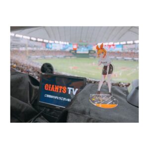 Rumi Okubo Instagram - ⁡ ⁡ ⁡ 6月30日に東京ドームにて行われた巨人vs阪神戦🔥 ⁡ ジャイアンツ×推しの子コラボで、 始球式を務めさせて頂きましたーーー⚾️ 私もMEMちょ役として参戦😈🌟 ⁡ 今回はキャスト4人だったので、 りえちゃん潘ちゃんがピッチャー、 私とごまちゃんがキャッチャーを担当しました！ ⁡ ⁡ 私は潘ちゃんとバッテリーを組んだのですが… ブルペンではなかなか上手くいかなくて… 少し不安になりながらもとにかく楽しもうと臨んだ本番、 見事ナイスピッチ＆キャッチで大成功✨⚾️ りえちゃんごまちゃんも同様に大成功で、 初めての始球式は最高の思い出になりました！ ありがとうございましたーーー！😭 ⁡ ⁡ ⁡ それぞれキャラカラーのお揃いの飾りをしたり、 ジャイアンツカラーのオレンジをリボンとして 取り入れたりと…衣装にもかなり拘りました！ ⁡ お揃いのリボンはりえちゃんとごまちゃんが 用意してくれて、メイクさんにとても可愛く編み込みに入れ込んでもらいました🎀 ⁡ 背番号の1526は、キャラクターの所属事務所 苺プロの当て字です🍓 これはりえちゃんの発案！ みんなでお揃いにできてよかった〜☺️ ⁡ 始球式の後はGIANTS TVの生放送に、 新生B小町の3人で出演させて頂きました！ MCの中島彩アナウンサーがとてもスムーズかつ、 作品や我々声優へのリスペクトを持って進行して くださったので、とても楽しかったです！ 盛り上がると生放送中でも、 途中で試合に見入ってしまう時もありました(笑) ⁡ ⁡ ⁡ 今回はジャイアンツとのコラボだったので、 応援としてもジャイアンツ側でした📣 サヨナラホームランで勝利したと知り、 とても嬉しかったです！ ⁡ 巨人の皆様も阪神の皆様も、 応援に来てらっしゃるお客の皆様も、 怪我なく無事終えられて、大変お疲れ様でした！ ⁡ ⁡ とても貴重な経験を…、 本当に人生で味わうことがなかなか出来ない、 素晴らしい経験をさせて頂きました。 ⁡ ⁡ 最高に楽しかったです！！ 応援ありがとうございました💛⚾️ ⁡ ⁡ ⁡ #推しの子 #ジャイアンツ #大久保瑠美 #高橋李依 ちゃん #伊駒ゆりえ ちゃん #潘めぐみ ちゃん #中島彩 さん、 ⁡ ⁡