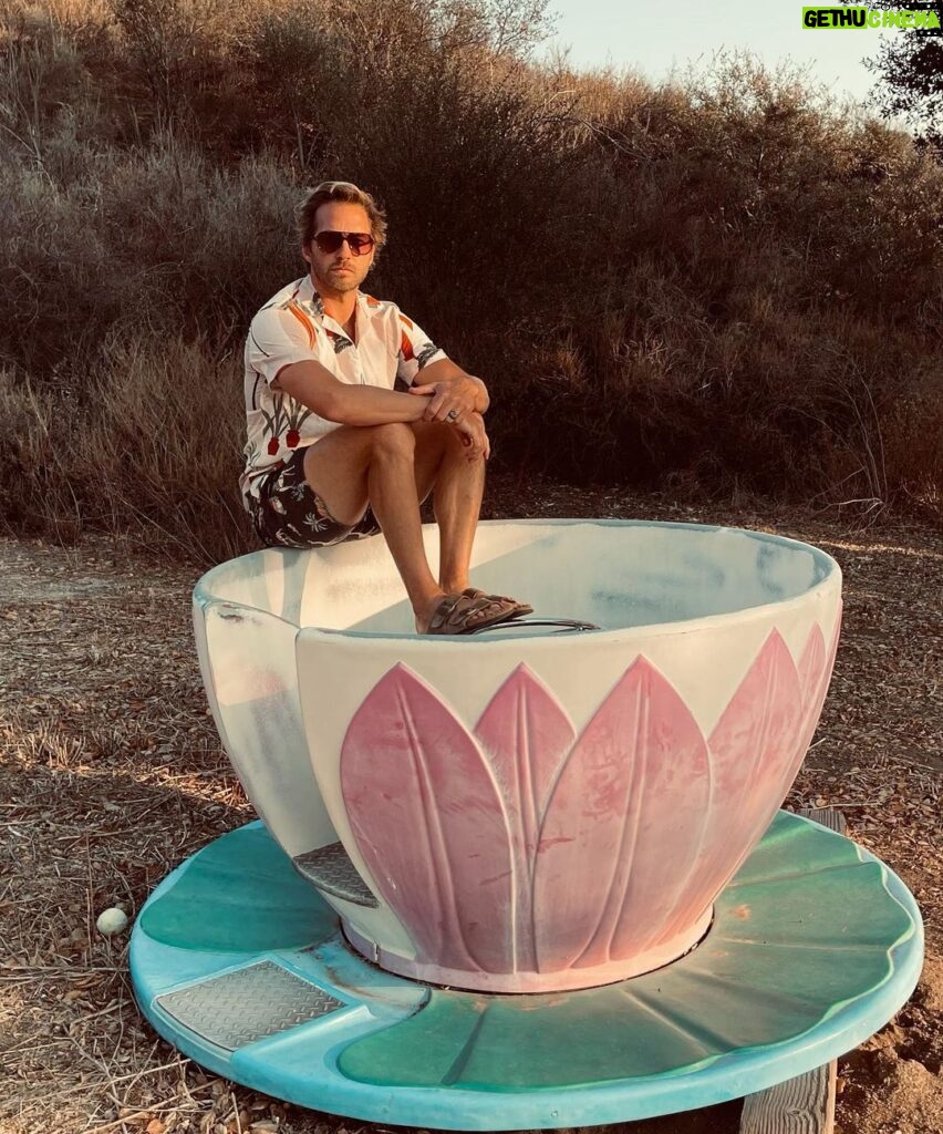 Ryan Hansen Instagram - This is not my cup of tea. @honeyandrosescoffee and @daxshepard is. 🍯 🌹 ☕️ 💋