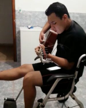 Ryan Vasquez Instagram - Cantando Vivo por ella. De @andreabocelliofficial em a @cpdelaydebrandao ontem de noite. 
Segunda feira tive um acidente de moto, graça a deus está todo bem só esperar para voltar andar de novo. 

Estou muito grato com @medjoycinha,  @crisgama3430 y todo seu equipe da @cpdelaydebrandao.