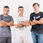 Ryan Vasquez Instagram - Momentos bom: não importa quanto tempo passar sempre vão ser lembrados e sempre você vai ficar grato com todos por ter sido escolhido para ser o protagonista Me lembro que foi nesse mesmo mês de abril estávamos chegamos aqui na cidade que virou minha segunda casa Humaitá. Éramos três meninos atrás de um sonho, atrás de uma oportunidade, atrás de uma estabilidade. Quero agradecer a Nara Glenda seu esposo Caniggia também a dona Denna pelas camisas maravilhosas que patrocinou para a gente e o gran talentoso e autor das fotos John Elder Depois de 205 semanas, hoje oficialmente estou postando 5 fotos em homenagem a minhas primeiras fotos profissional. Lembrança de uma semana antes da seguinte data: 9 de maio de 2018 Agradecimento para: @dona_denna Pelas Camisas @fotografojohnelder Pela Fotos @caniggiachaves Por arrumar nosso cabelo magicamente @naraglendaa por fazer esse momento acontecer @victorabadia_ pelo transporte Olha comenta quantos anos tenho em Humaitá? 😍 TAG: #Ryanvasquez #musica Humaitá, Amazonas