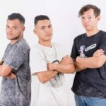 Ryan Vasquez Instagram - Momentos bom: não importa quanto tempo passar sempre vão ser lembrados e sempre você vai ficar grato com todos por ter sido escolhido para ser o protagonista Me lembro que foi nesse mesmo mês de abril estávamos chegamos aqui na cidade que virou minha segunda casa Humaitá. Éramos três meninos atrás de um sonho, atrás de uma oportunidade, atrás de uma estabilidade. Quero agradecer a Nara Glenda seu esposo Caniggia também a dona Denna pelas camisas maravilhosas que patrocinou para a gente e o gran talentoso e autor das fotos John Elder Depois de 205 semanas, hoje oficialmente estou postando 5 fotos em homenagem a minhas primeiras fotos profissional. Lembrança de uma semana antes da seguinte data: 9 de maio de 2018 Agradecimento para: @dona_denna Pelas Camisas @fotografojohnelder Pela Fotos @caniggiachaves Por arrumar nosso cabelo magicamente @naraglendaa por fazer esse momento acontecer @victorabadia_ pelo transporte Olha comenta quantos anos tenho em Humaitá? 😍 TAG: #Ryanvasquez #musica Humaitá, Amazonas