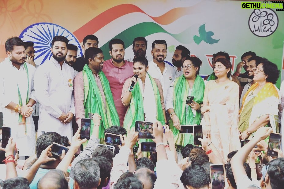 Saayoni Ghosh Instagram - Des mere, teri Shaan pe sadke❤🇮🇳❤ #IndependenceDay2023 with Pradesh Trinamool Youth Congress & North Kolkata district trinamool youth congress leadership in presence of Honourable Minister Smt. Shashi Panja & councillors.