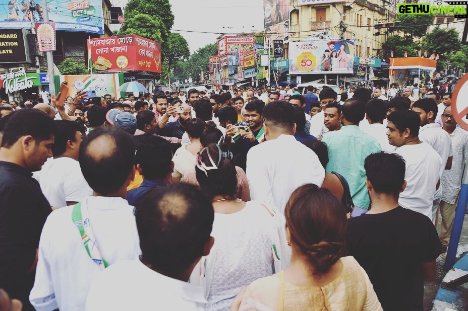 Saayoni Ghosh Instagram - Des mere, teri Shaan pe sadke❤🇮🇳❤ #IndependenceDay2023 with Pradesh Trinamool Youth Congress & North Kolkata district trinamool youth congress leadership in presence of Honourable Minister Smt. Shashi Panja & councillors.