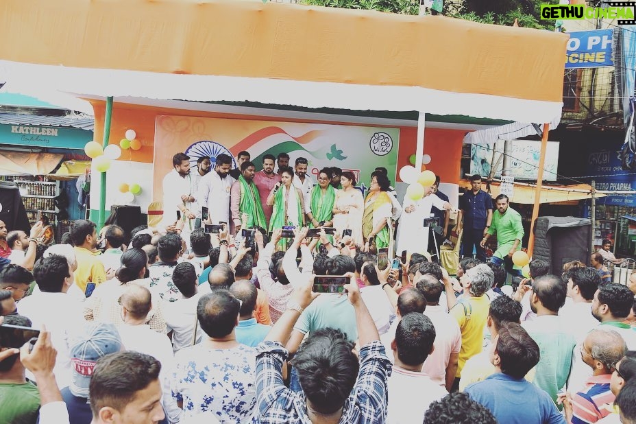Saayoni Ghosh Instagram - Des mere, teri Shaan pe sadke❤🇮🇳❤ #IndependenceDay2023 with Pradesh Trinamool Youth Congress & North Kolkata district trinamool youth congress leadership in presence of Honourable Minister Smt. Shashi Panja & councillors.