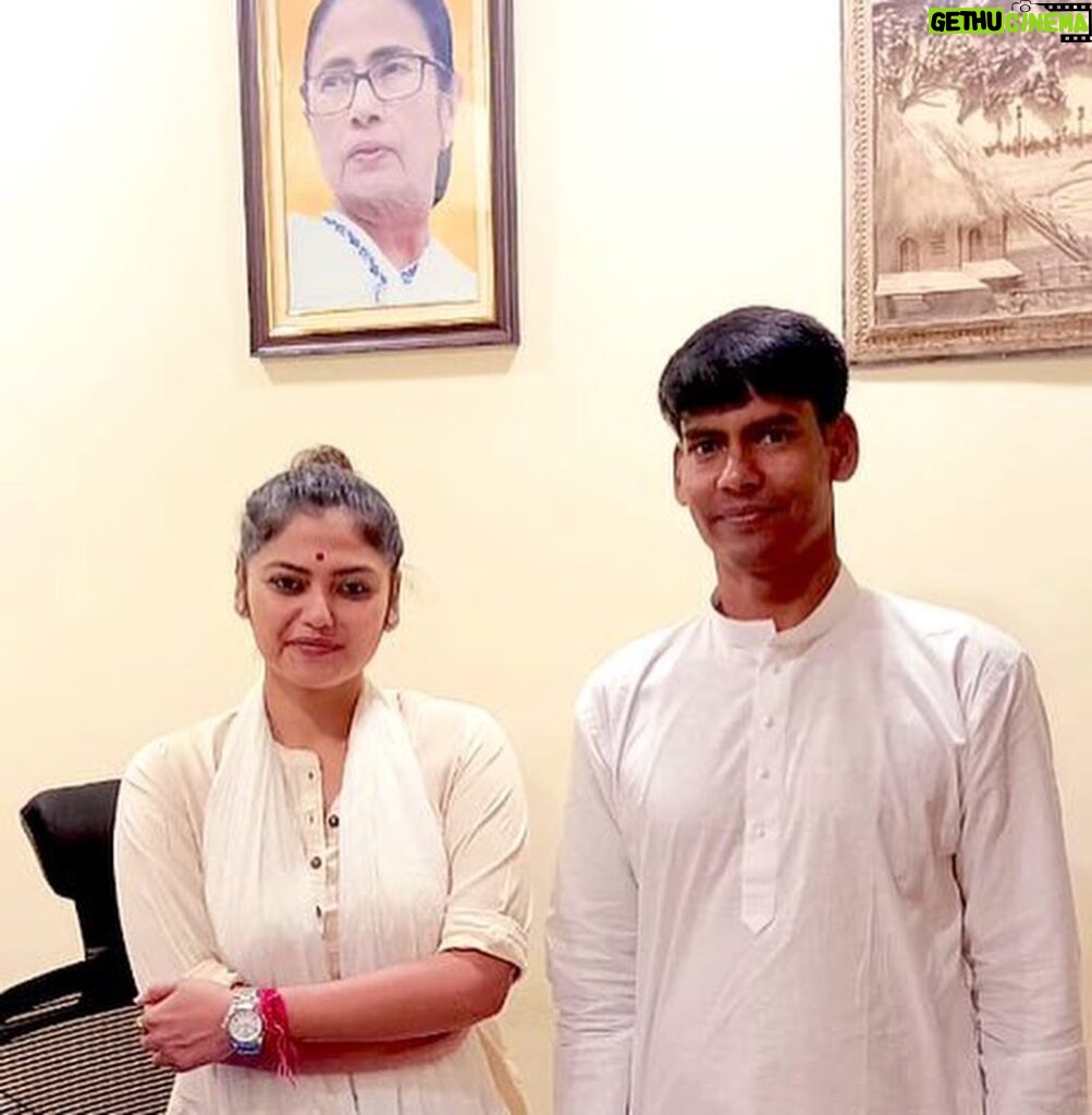 Saayoni Ghosh Instagram - Today at bhavan with TMYC state committee members.