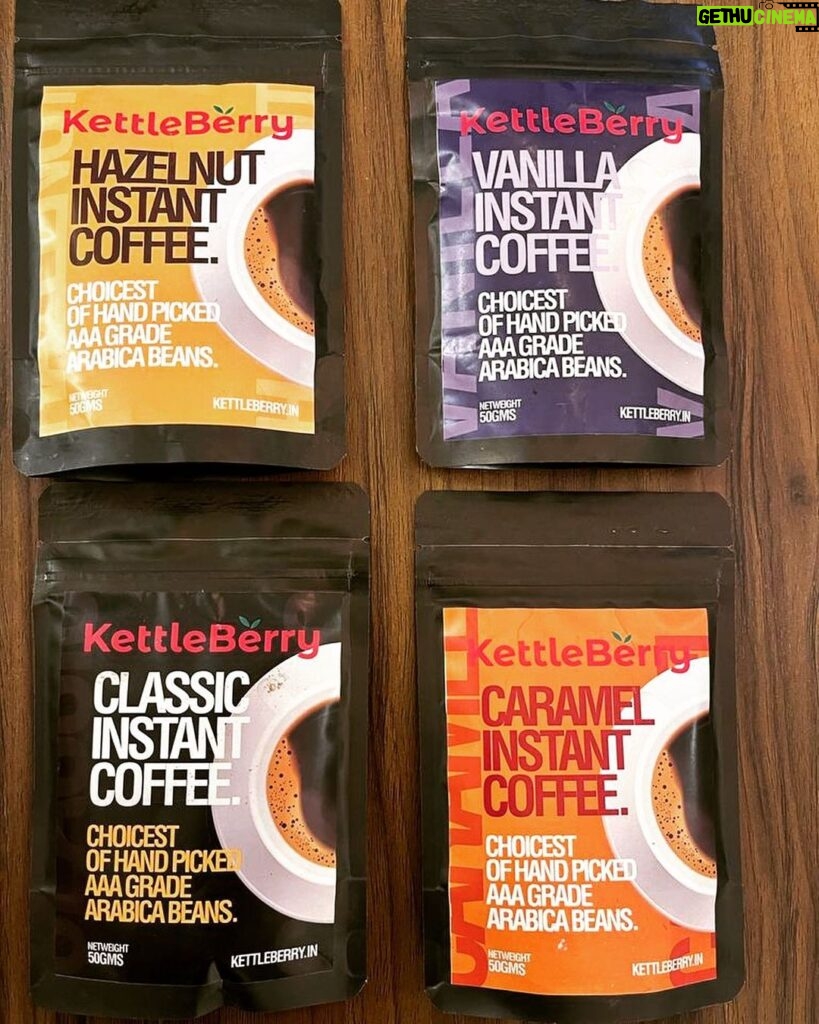 Saayoni Ghosh Instagram - It’s always a Good morning with @kettleberrycoffee ☕ Brew your own cup of instant coffee made with choicest of handpicked AAA grade arabica beans. Available in Vanilla, hazelnut, caramel & classic flavours! @deepbatra @coffeebreakkettleberry