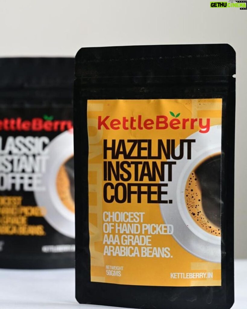 Saayoni Ghosh Instagram - It’s always a Good morning with @kettleberrycoffee ☕ Brew your own cup of instant coffee made with choicest of handpicked AAA grade arabica beans. Available in Vanilla, hazelnut, caramel & classic flavours! @deepbatra @coffeebreakkettleberry