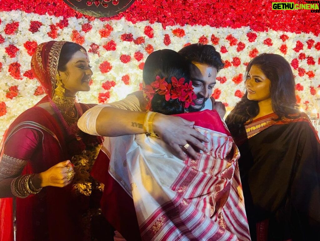 Saayoni Ghosh Instagram - It’s official bibaho diaries! happy weddingsss @i_sauravdas @darshanabanik ❤