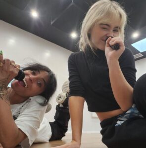Sabrina Carpenter Instagram - i got my #GalaxyZFlip4 and i got all my girlsssss going hands free #TeamGalaxy #Ad