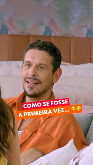 Sabrina Sato Instagram - Eu imaginei a cena perfeitamente! 😂💋

A história do primeiro beijo de @sabrinasato e @joaovicente27 a gente nunca mais vai esquecer. #LetLove

#PraTodosVerem: Trecho em que Sabrina Sato e João Vicente, apresentadores do reality Let Love, estão sentados em um sofá conversando sobre como foi o primeiro beijo deles.