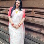 Sai Lokur Instagram - All decked up for Durga Pooja 😇 #durga #durgapooja #ambemaa #jaimatadi #maataji #navratri #maadurga #aigirinandini #trendingreels #trendingsongs #navratrireels #bengaligirl #bengalisaree #durgapuja #bhavani #aai #mahalakshmi #trendingaudio