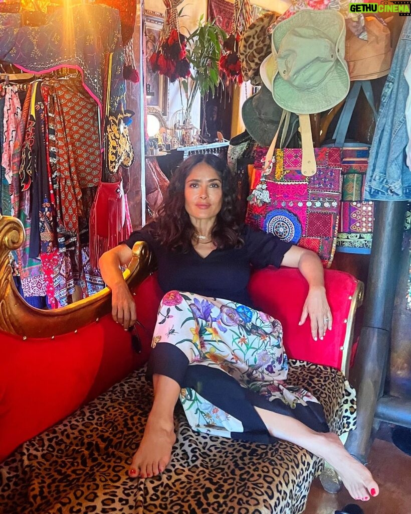 Salma Hayek Pinault Instagram - Besame mucho store in Todos Santos. @besamemuchobazaar #shopping 🎵 #fleetwoodmac