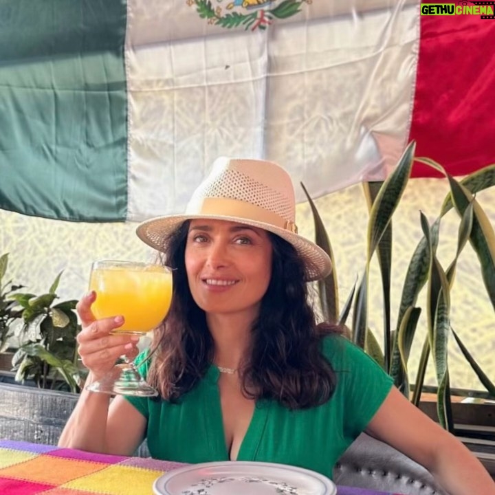 Salma Hayek Pinault Instagram - 🇲🇽🇲🇽🇲🇽 Feliz Dia de la Independencia! 💚🤍♥#VivaMexico! Happy Independence Day to #Mexico!
