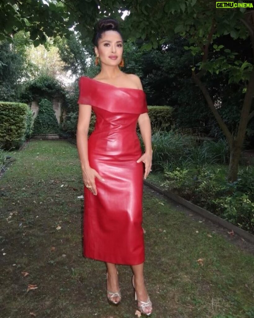 Salma Hayek Pinault Instagram - ♥Paris- Kering 10th anniversary dinner @kering_official Make-up: @wendyrowe Hair: @naokawakamihair Stylist: @rebeccacorbinmurray Dress, bag & earrings: @alexandermcqueen Ring: @boucheron Shoes: @jenniferchamandi