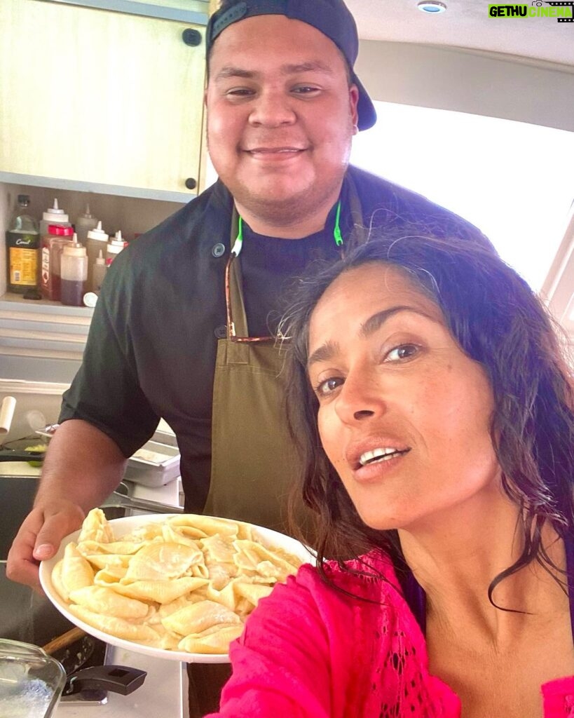 Salma Hayek Pinault Instagram - I found a chef from the town next to mine in La Paz, Baja California. Lucky me🍀 Viva Veracruz! Encontré a un chef de Minatitlán, que esta a 30 minutos de Coatzacoalcos, La Paz, Baja California. Que suertuda 🍀#soloveracruzesbello arriba los jarochos!!!!!