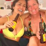 Salma Hayek Pinault Instagram - Hanging out with my favourite dive master @martina_scubadiving_instructor 🤿🍺 Pasando el rato con mi instructora de buceo favorita @martina_scubadiving_instructor 🤿🍺