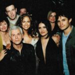 Salma Hayek Pinault Instagram - Happy birthday @jlo!🎂💐🥳Last night, out of the blue, I found this picture. I guess it meant I had to share it on your special day. It made me think back to a time when they said we wouldn’t make it. Then they said we wouldn’t last 😂😂😂. Keep shining chica and keep enjoying every second of it! ¡Feliz cumpleaños @jlo! 🎂💐🥳 Anoche, de la nada, encontré esta foto. Supongo que significaba que tenía que compartirla en tu día especial. Me hizo recordar aquellos tiempos en los que decían que no lo lograríamos. Luego dijeron que no duraríamos 😂😂😂. ¡Sigue brillando, chica, y disfruta cada segundo de ello! 📸: Ed Limato, Ben Affleck, @susansarandon @gaelgarciab