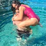 Salma Hayek Pinault Instagram - Enjoyed the great blessings of sun 🌞 water 💧 and love ❤️ #grateful Disfruté de las grandes bendiciones del sol 🌞 agua 💧 y amor ❤️ #agradecida