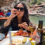 Salma Hayek Pinault Instagram - In my hometown in Veracruz, they teach us not waste any part of the shrimp so we eat the heads too 🦐 En Mexico nos enseñan a no desperdiciar la comida, así que yo me como hasta la cabeza de los camarones 🦐