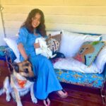 Salma Hayek Pinault Instagram - While we celebrate World Wellbeing Week, let's not forget that it's also Rabbit Awareness Week and spending time with animals is very healing. 🐇❤️ Mientras celebramos la Semana Mundial del Bienestar, no olvidemos que también es la Semana de Concienciación sobre el Conejo y pasar tiempo con los animales es muy sanador. 🐇❤️
