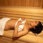 Salma Hayek Pinault Instagram - Embracing the healing power of the sauna and sweating out the stress this #WorldWellbeingWeek 🙏🏼 Sintiendo el poder curativo de la sauna y expulsando el estrés en esta #WorldWellbeingWeek 🙏🏼