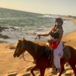 Salma Hayek Pinault Instagram - Chasing sunsets 🌅 #vivamexico Persiguiendo atardeceres 🌅