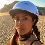 Salma Hayek Pinault Instagram - Chasing sunsets 🌅 #vivamexico Persiguiendo atardeceres 🌅
