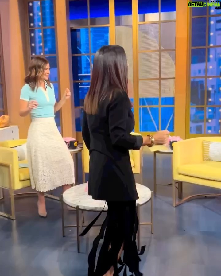 Salma Hayek Pinault Instagram - What a morning at @goodmorningamerica! Always so much fun! So excited for you all to watch my episode of Black Mirror ‘Joan is Awful’ with @annefrances out tomorrow on @netflix ¡Qué mañana en @goodmorningamerica! ¡Siempre tan divertido! Tan emocionada de que todos ustedes vean mi episodio de Black Mirror ‘Joan is Awful' con @annefrances mañana en @netflix