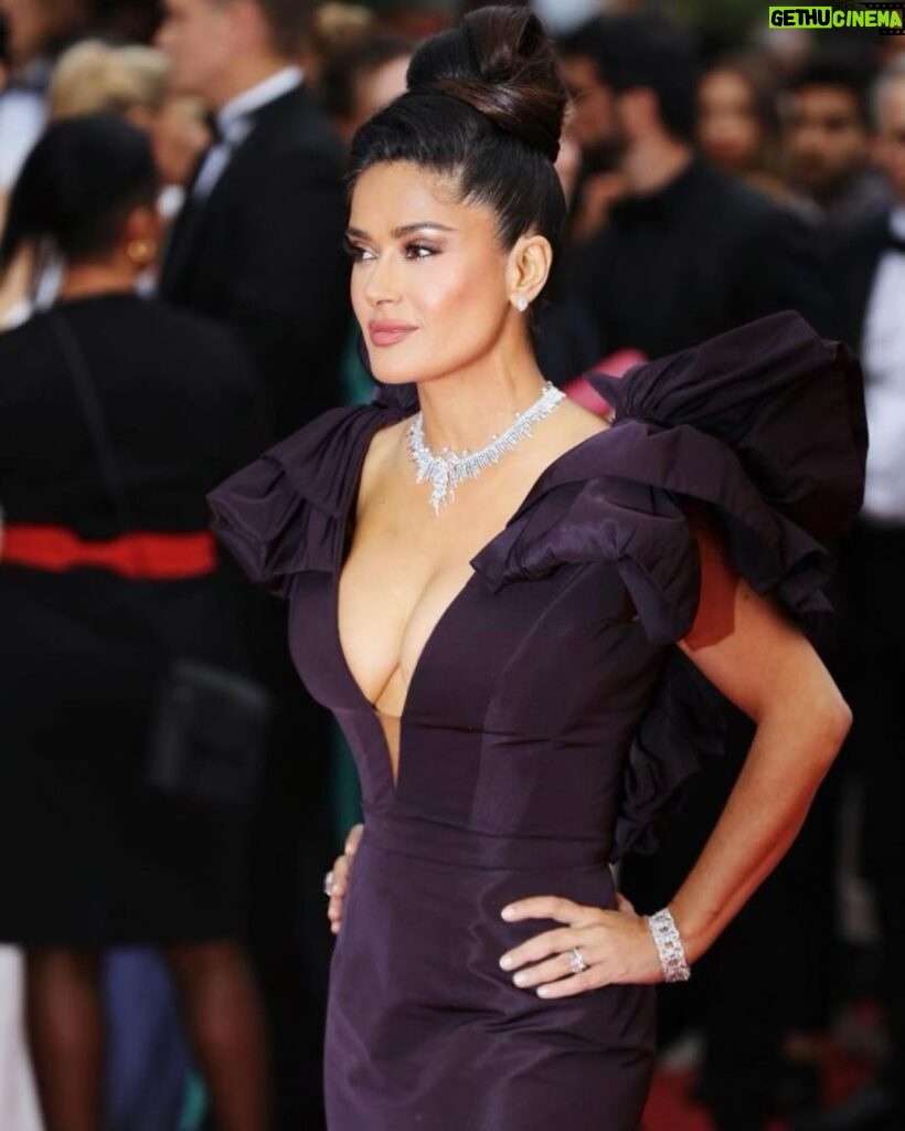 Salma Hayek Pinault Instagram - #aboutlastnight at the 76th annual Cannes Film Festival for the premiere of Killers Of The Flower Moon directed by @martinscorsese_ starring @leonardodicaprio, @lilygladstone & Robert de Niro. #Cannes2023 📸: @gersonlirio x @f2max & @gettyentertainment