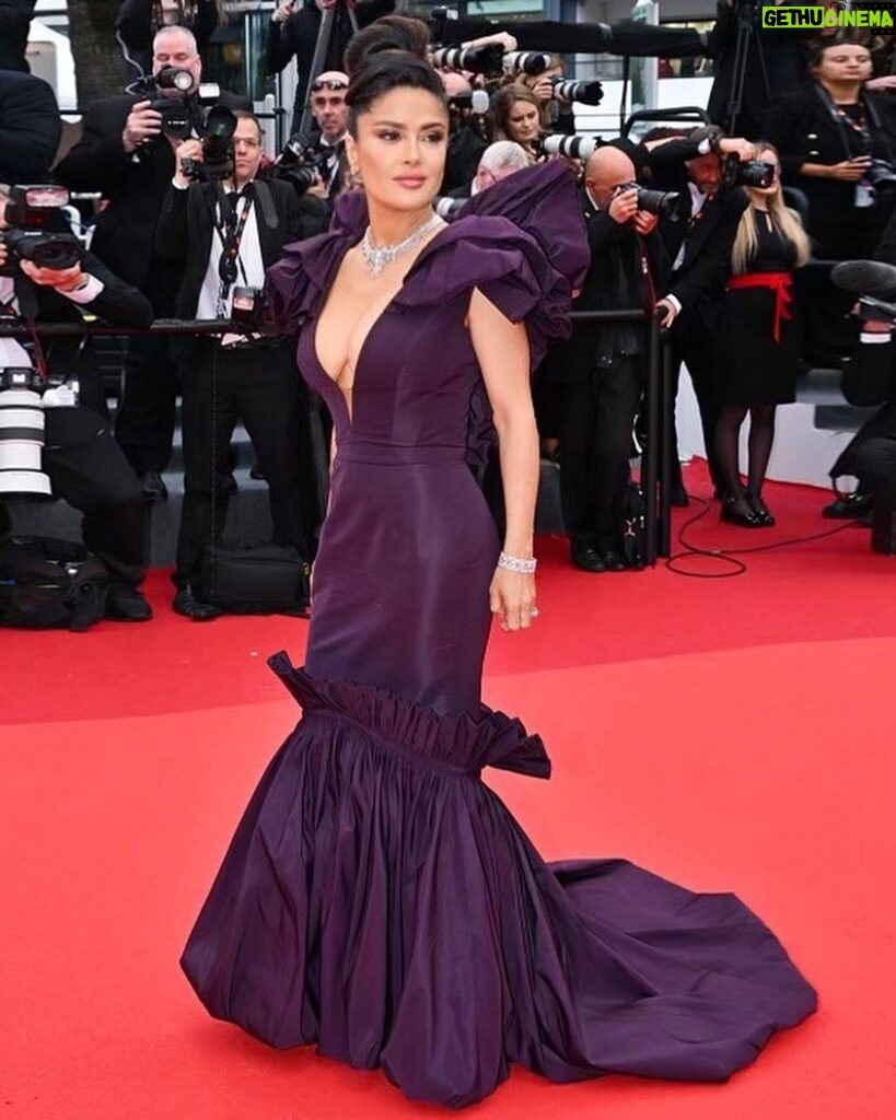 Salma Hayek Pinault Instagram - #aboutlastnight at the 76th annual Cannes Film Festival for the premiere of Killers Of The Flower Moon directed by @martinscorsese_ starring @leonardodicaprio, @lilygladstone & Robert de Niro. #Cannes2023 📸: @gersonlirio x @f2max & @gettyentertainment