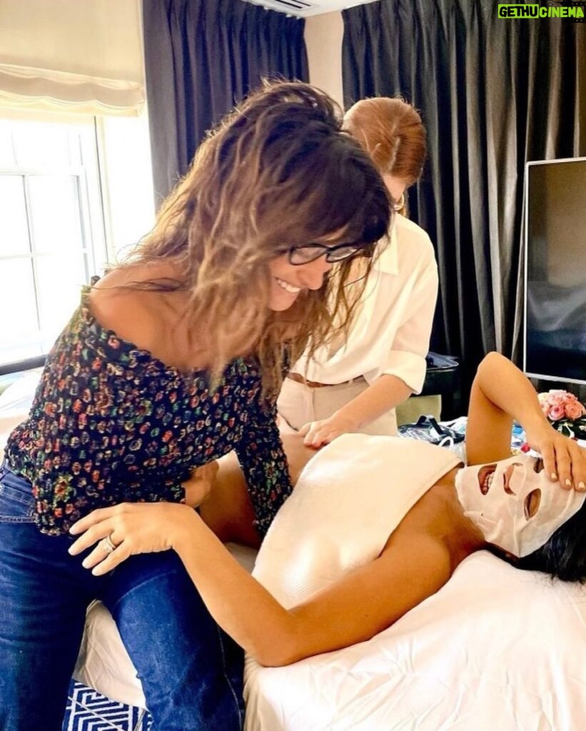 Salma Hayek Pinault Instagram - Morning of the #MetGala: Some work hard, and go through many steps to get red carpet ready... some people just wake up gorgeous 💁‍♀️ @penelopecruzoficial @camilaperez.mt @thebeautysandwich #beautyroutine #skincareroutine Morning of the Met Gala: Algunas de nosotras tenemos que pasar por largas rutinas de #belleza para estar presentables en la alfombra roja y sin embargo otras simplemente se despiertan divinas @penelopecruzoficial