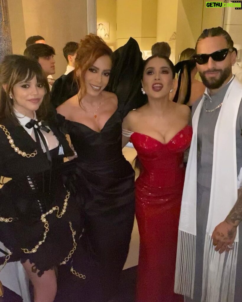 Salma Hayek Pinault Instagram - I dont know where @pascalispunk and @badbunnypr were. #latinopower No se donde se metieron #pedropascal y #badbunny. @metgalaofficial @voguemagazine