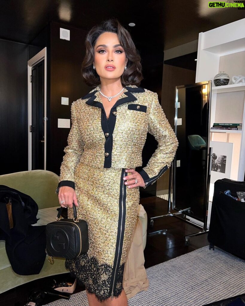 Salma Hayek Pinault Instagram - Inspiration Jackie O… Inspiración Jackie O… @gucci @debeersofficial Hair: @jennifer_yepez Makeup: @sofiatilbury @charlottetilbury #jackieo