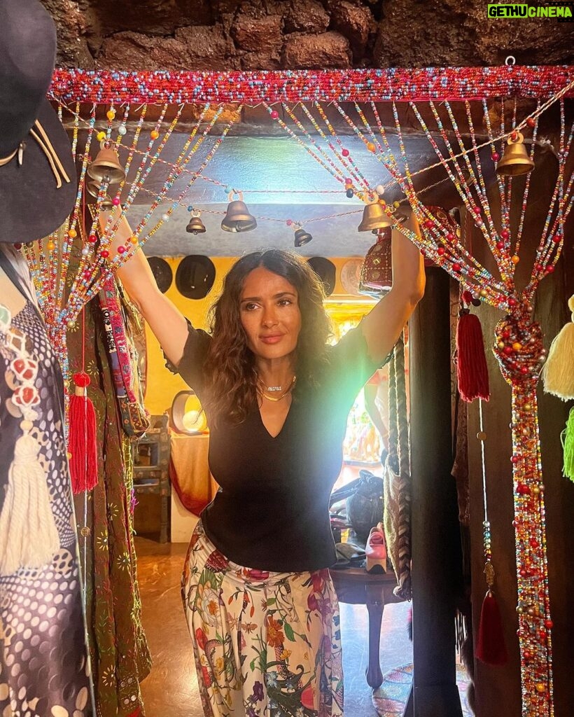 Salma Hayek Pinault Instagram - Besame mucho store in Todos Santos. @besamemuchobazaar #shopping 🎵 #fleetwoodmac