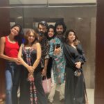 Saloni Khanna Instagram - DARE YOU TO NOT SWIPE LEFT, PUT YOUR PHONE AWAY & TALK TO LOVED ONES WAITING FOR YOUR ATTN! . . But looks like you won’t do that. You are incorrigible! Aren’t you. . . Embrace. Love. Kiss. Happy New Year . . #2024