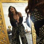 Saloni Khanna Instagram - This is my personality … but swipe for reality! #notapoet #forgoodreason Wearing @soniyagofficial 📷 @girishmason Styled @parul.gauba #happykid