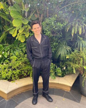 Sam Clemmett Instagram - Thank you @maisonvalentino for the pyjama dream! #queencharlotte 

Styling @mrfabioimmediato 
Grooming @andreapezzillo