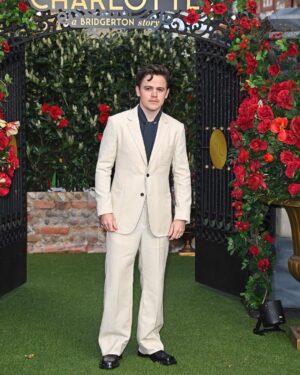 Sam Clemmett Instagram - Queen Charlotte London Premiere. Still not over it. Thank you so much to @maisonvalentino @aspreylondon 

Styling by @mrfabioimmediato 
Grooming by @thebradylea

📸 @davebenett 

#queencharlotte #bridgerton